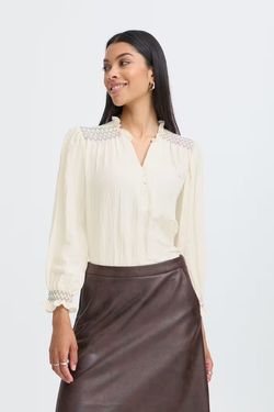 BYFADILE cremevit blus med smockdetaljer