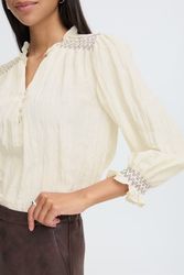 BYFADILE cremevit blus med smockdetaljer
