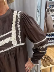 Brun blus med spetsdetaljer