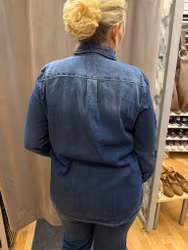 Blå jeansskjorta
