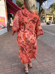 MdcStefania korall klänning med blommor