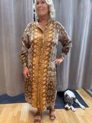 Nice brun mönstrad klänning