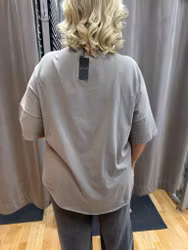 Taupe T-shirt med peace tecken