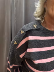 Randig stickad tröja med hjärtknappar