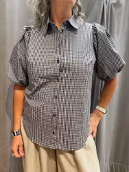 Rutig skjortblus med puffärm