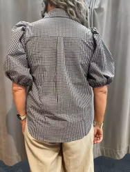 Rutig skjortblus med puffärm