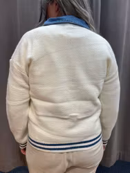 Cremevit cardigan med demindetaljer