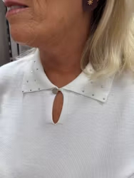 Vit tunnstickad tröja med stenar