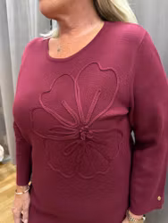 Vinröd stickad klänning med blommor