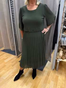 Armygrön plisserad klänning