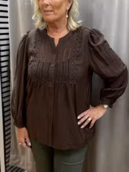 Brun blus med spetsdataljer