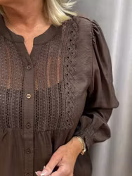 Brun blus med spetsdataljer