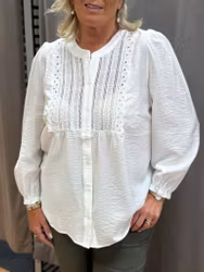 Vit blus med spetsdetaljer