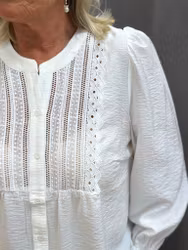 Vit blus med spetsdetaljer