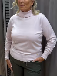 Rosa tunnstickad tröja med polo