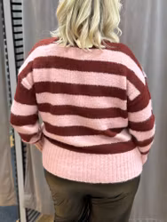 Rosa och röd randig stickad tröja
