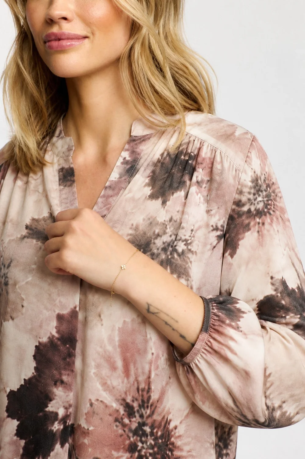 EVE Blommig blus i bruna toner