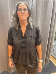 MdcSafiya brun blus med dekorativa knappar