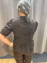 MdcSafiya brun blus med dekorativa knappar
