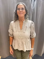 MfcSafiya beige blus dekorativa knappar