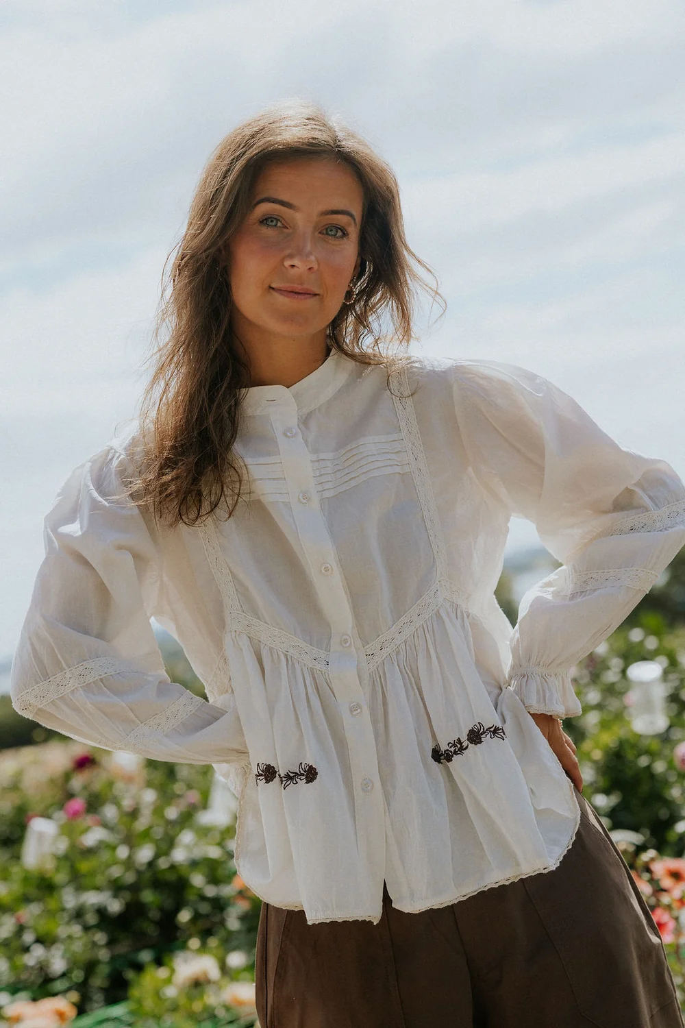 Garina Crémevit blus med broderade detaljer
