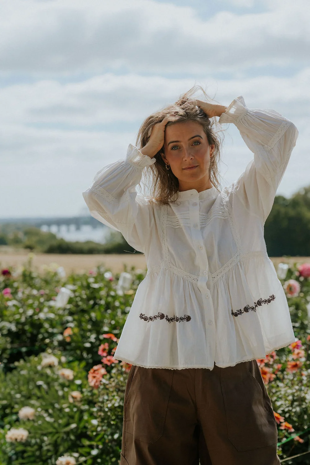 Garina Crémevit blus med broderade detaljer