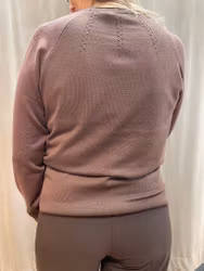Brun pullover tröja med hålbrodyr