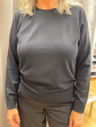 Svart pullover tröja med hålbrodyr