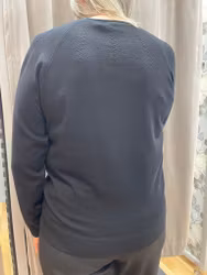 Svart pullover tröja med hålbrodyr