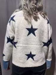 Stickad tröja med stjärnor och denim
