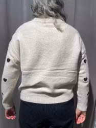 Beige stickad tröja med hjärtan