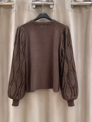 Stickad tröja med spetsärmar
