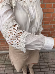 Beige blus med spets