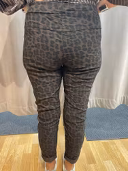 Magiska byxor med leoprint