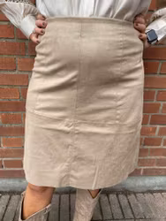 SC-HUDDA Beige kjol i fuskmocka