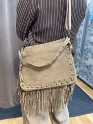 Beige fuskmocka väska med nitar och fransar