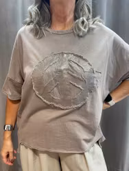 Beige T-shirt med peace tecken