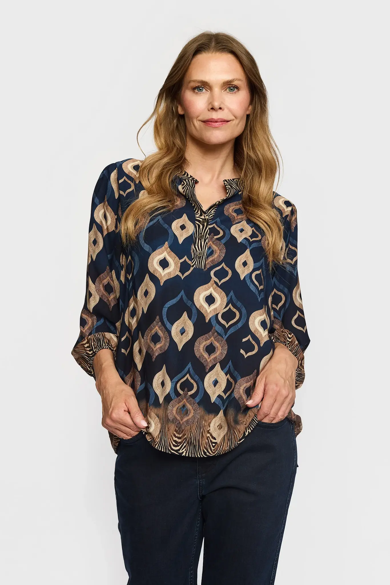 ELINE Blå blus med grafiskt mönster