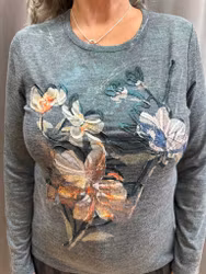 Grön tröja med blommor