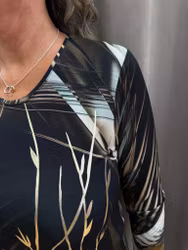 Mönstrad tröja med tre kvarts ärm och guld detaljer