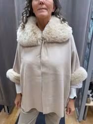 Beige poncho med avtagbar fuskpäls