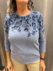 Jeansblå mjuk tröja med blommor och stenar