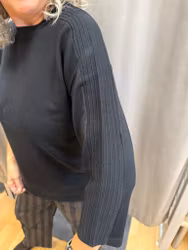 Stickad tröja med ribbade ärmar