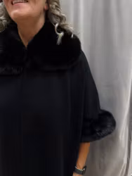 Svart poncho med avtagbar fuskpäls