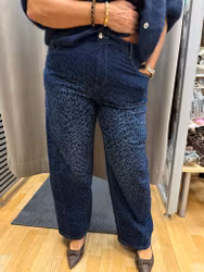 Leomönstrade barreljeans