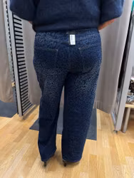 Leomönstrade barreljeans