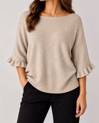 Beige stickad tröja med volangärm