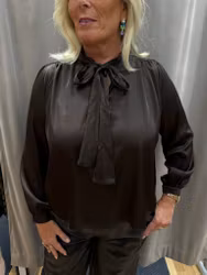 Mörkbrun satinblus med knyt
