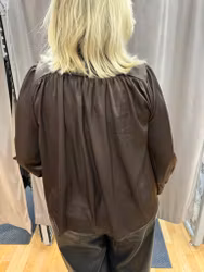 Mörkbrun satinblus med knyt