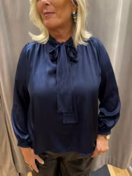 Marinblå blus med knyt